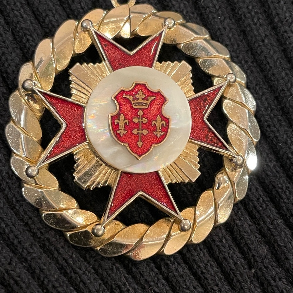😍 VINTAGE COAT OF ARMS PENDANT Red Enamel, mother of pearl w gold finish